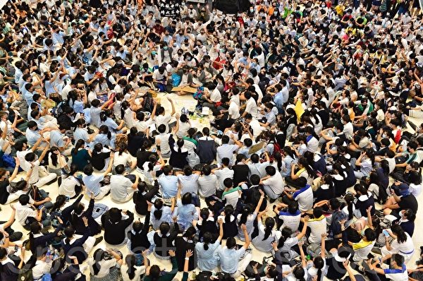 2019年10月4日，香港學生聚集在元朗Yoho商場，堅持五大訴求及反《禁蒙面法》。（余天祐／大紀元）