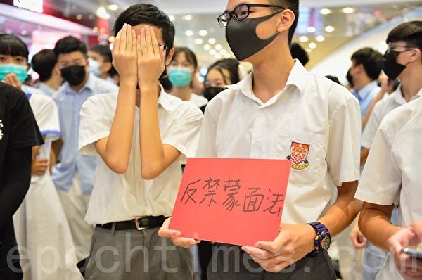 2019年10月4日，香港學生聚集在元朗Yoho商場。堅持五大訴求及反《禁蒙面法》。（余天祐／大紀元）