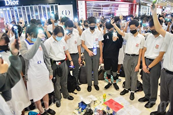 2019年10月4日，香港學生聚集在元朗Yoho商場，堅持五大訴求及反《禁蒙面法》。圖為現場舉行默哀。（余天祐／大紀元）