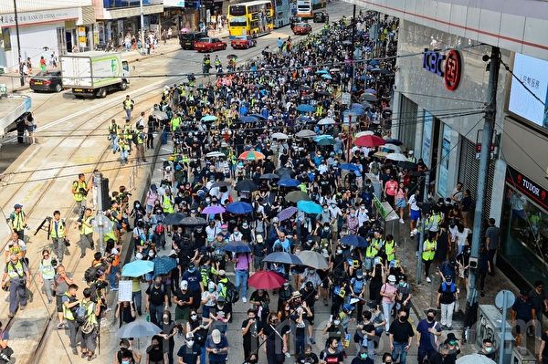 2019年10月5日，香港民眾發起「全民蒙面遊行」，抗議《禁蒙面法》。銅鑼灣SOGO百貨。（宋碧龍／大紀元）