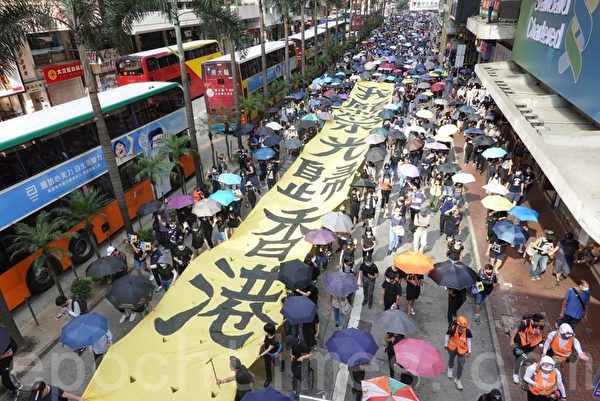 2019年10月5日，香港民眾發起「全民蒙面遊行」，抗議《禁蒙面法》。（余鋼／大紀元）