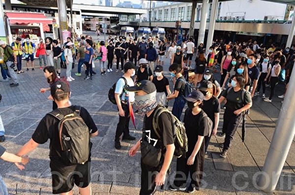 2019年10月5日，香港民眾發起港島遊行，尖沙咀民眾去尖沙咀碼頭再去廣東道組人鏈。（余天祐／大紀元）