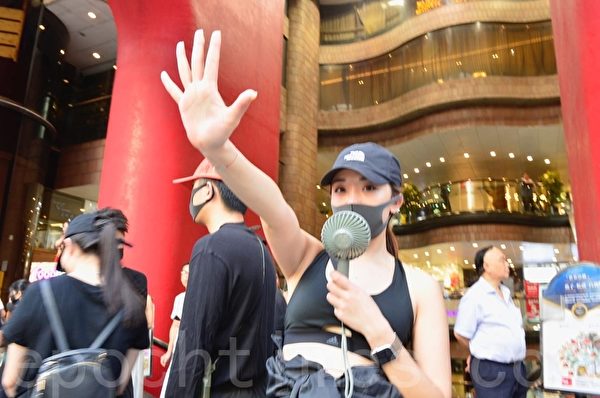 2019年10月5日，香港民眾發起港島遊行，佐敦彌敦道人鏈。「五大訴求 缺一不可」。（余天祐／大紀元）