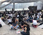 组图：港民尖沙咀海滨公园折数千纸鹤集气