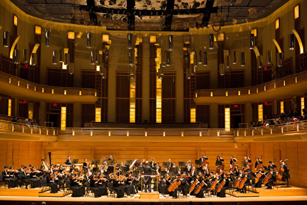 10月13日傍晚，神韻交響樂團在斯特拉斯莫爾音樂中心（Music Center At Strathmore）演出，為美國首都華盛頓地區的觀眾帶來全新驚喜。（李莎／大紀元）