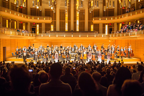 10月13日傍晚，神韻交響樂團在美國首都華盛頓近郊斯特拉斯莫爾音樂中心（Music Center At Strathmore）演出，獲得滿場觀眾的讚譽。（李莎／大紀元）