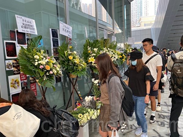 2019年10月17日，香港知專設計學院學生排隊獻花祭奠、追悼15歲女生陳彥霖，要求真相。（駱亞／大紀元）