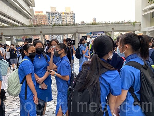 2019年10月18日，香港中學生在香港大學內舉行集會，抗議警方暴力。（駱亞／大紀元）