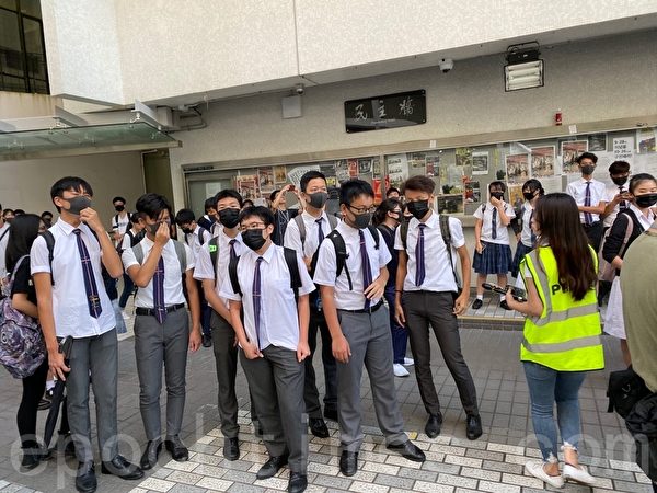 2019年10月18日，香港中學生在香港大學內舉行集會，抗議警方暴力。（駱亞／大紀元）