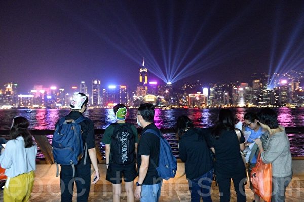 2019年10月18日，香港市民在尖沙咀組人鏈。（宋碧龍／大紀元）