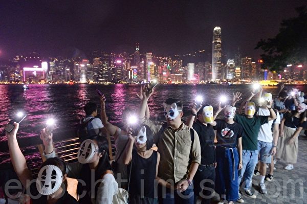 2019年10月18日，香港市民在尖沙咀組人鏈。（宋碧龍／大紀元）