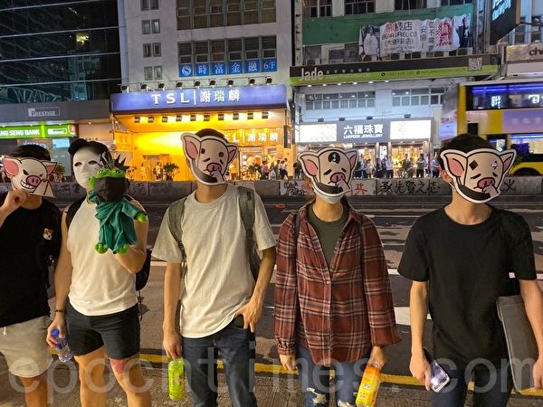 2019年10月18日，旺角，民眾戴上口罩及面具築人鏈。（駱亞／大紀元）