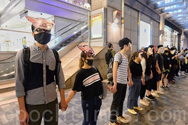 2019年10月18日，彌敦道，民眾戴上口罩及面具築人鏈。（宋碧龍／大紀元）