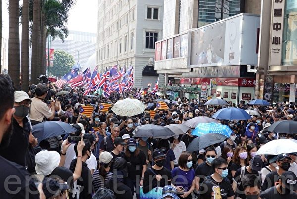 2019年10月20日，香港九龍大遊行，市民步行到尖沙咀參加遊行。（駱亞／大紀元）
