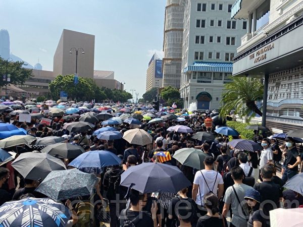 2019年10月20日，香港九龍大遊行，市民步行到尖沙咀參加遊行。星光大道附近三條馬路全部擠爆。（駱亞／大紀元）