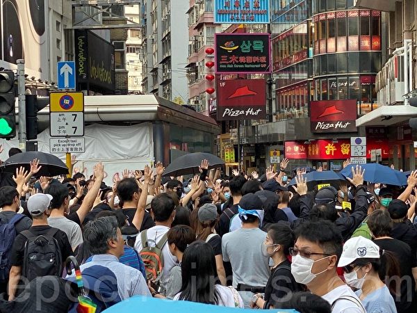2019年10月20日，香港九龍大遊行，市民步行到尖沙咀參加遊行。（余天祐／大紀元）