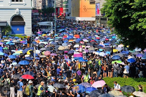 2019年10月20日，香港九龍大遊行，市民步行到尖沙咀參加遊行，人數眾多，已佔據大半彌敦道。（梁珍／大紀元）