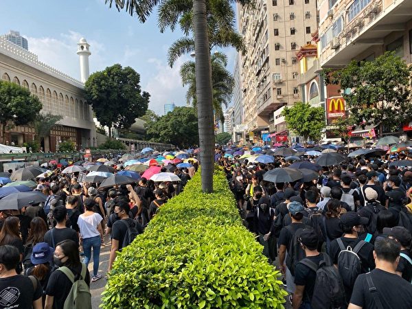 2019年10月20日，香港九龍大遊行，市民步行到尖沙咀參加遊行。（宋碧龍／大紀元）