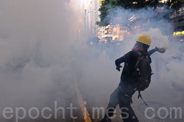 2019年10月20日，香港九龍大遊行，警方於尖沙咀警署對外發射幾發催淚彈。（宋碧龍／大紀元）