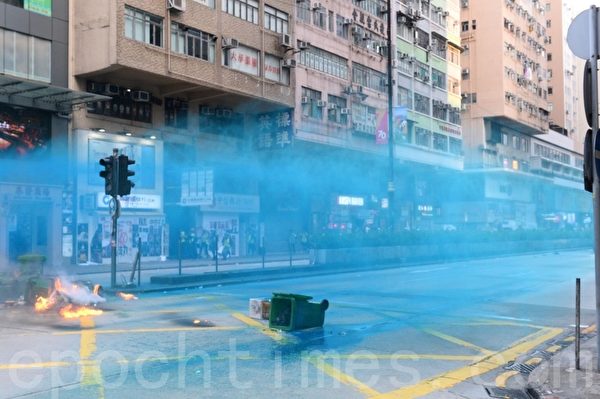 2019年10月20日，裝甲車及水炮車沿彌敦道駛至亞皆老街十字路口，發射催淚彈，噴射藍色水劑。（宋碧龍／大紀元）