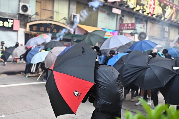 2019年10月20日，九龍區大遊行防暴警察向抗爭者發射催淚彈。（PHILIP FONG/AFP via Getty Images）