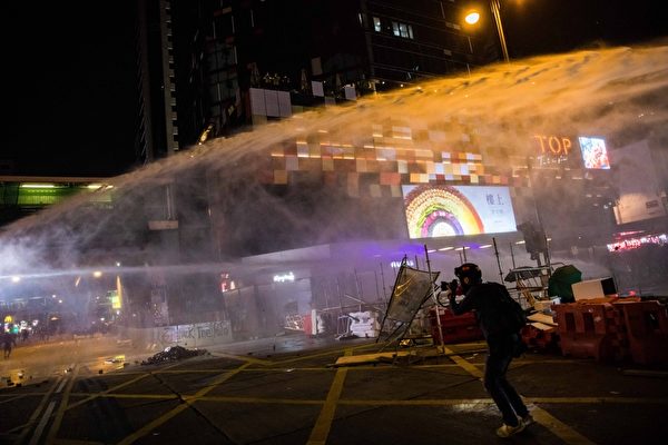 2019年10月20日，九龍區大遊行，水炮車在旺角區噴射水劑驅散民眾。（DALE DE LA REY/AFP via Getty Images）