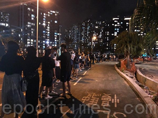 2019年10月25日，香港市民在將軍澳舉行「陳彥霖走過最後的路」人鏈活動，人鏈由香港知專設計學院延伸至調景嶺海濱。（葉依帆／大紀元）