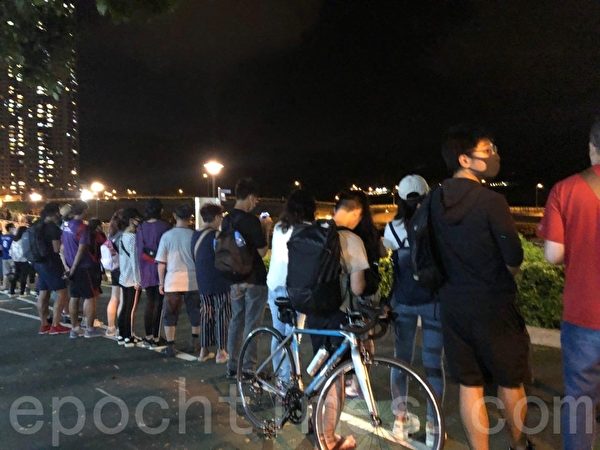 2019年10月25日，香港市民在將軍澳舉行「陳彥霖走過最後的路」人鏈活動，人鏈由香港知專設計學院延伸至調景嶺海濱。（葉依帆／大紀元）