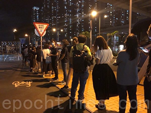 2019年10月25日晚上，香港市民在將軍澳舉行「陳彥霖走過最後的路」人鏈活動，人鏈由香港知專設計學院延伸至調景嶺海濱。（葉依帆／大紀元）