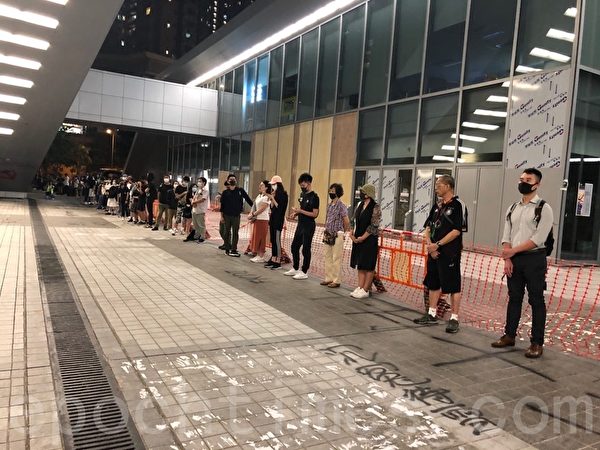 2019年10月25日晚上，香港市民在將軍澳舉行「陳彥霖走過最後的路」人鏈活動，人鏈由香港知專設計學院延伸至調景嶺海濱。（葉依帆／大紀元）