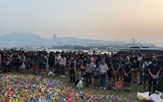 香港观塘海滨市民折纸鹤寄哀思