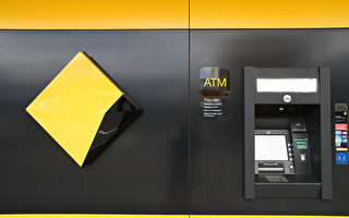 涉嫌盗刷银行卡 乔装男子在ATM机前被捕
