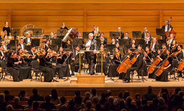 10月13日傍晚，神韻交響樂團在斯特拉斯莫爾音樂中心（Music Center At Strathmore）演出，為美國首都華盛頓地區的觀眾帶來全新驚喜。（李莎／大紀元）