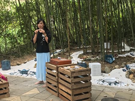 翁已涵在“奉茶惜福”地景艺术前教来宾捏陶土制作马口鱼筷枕。 