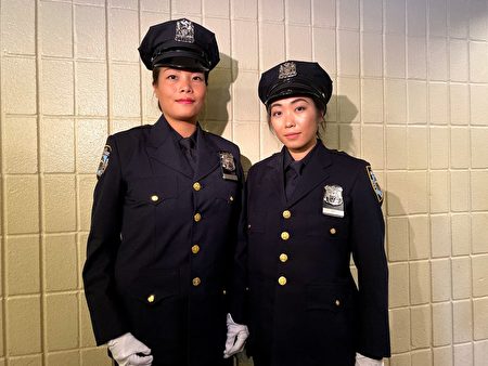 從廣州來的陳偉玲（左）和深圳的區婉君是昨天畢業的兩個華裔女警官。