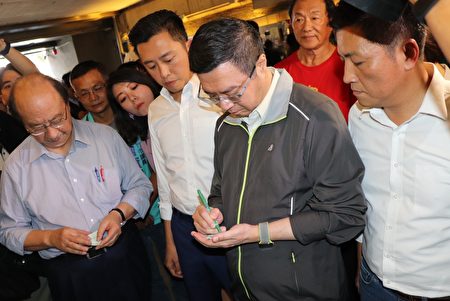 民進黨主席卓榮泰與立法院黨團總召柯建銘，以實際行動在連儂牆上寫下對香港的祝福。