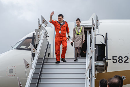 第一架A321neo由董事長張國煒親自駕駛回台。