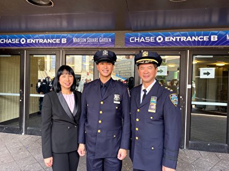 紐約市警察局華裔最高階警官陳文業（右）兒子陳立成（中）從昨天畢業，子承父業成為新警察。