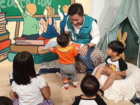 郑宏辉带着孩子读英语绘本