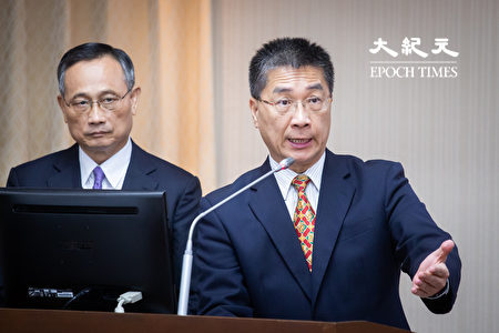 内政部长徐国勇（右）24日出席立法院内政委员会进行专题报告并备质询。