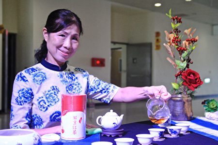 覃士轩茶师以苗栗特有的猫里红茶的色香味，让与会嘉宾品尝。