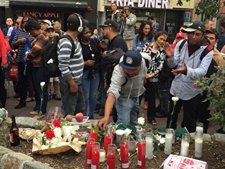 10月7日社区等人士在华埠且林果士广场悼念上周六被杀的四个游民。
