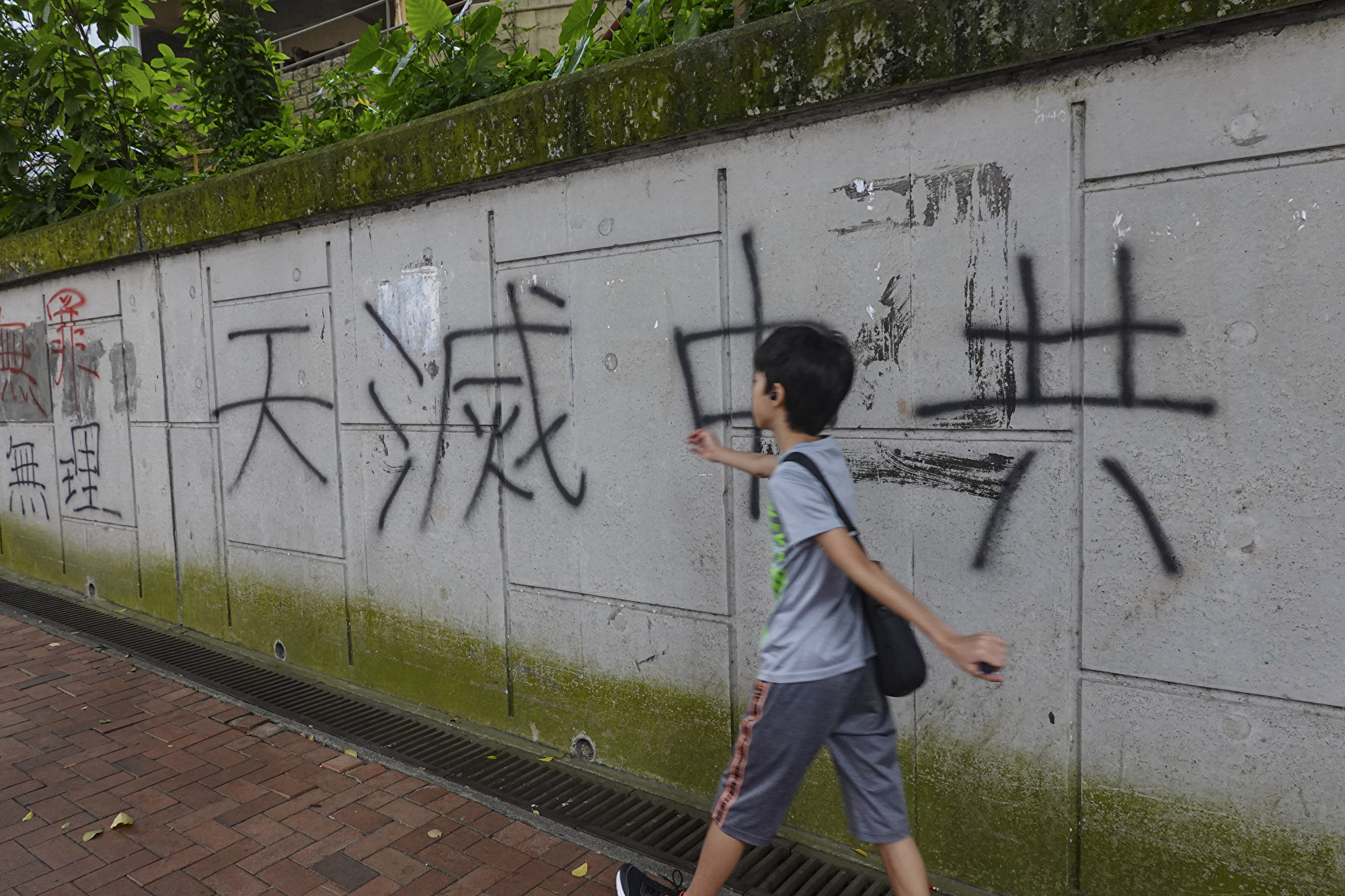 香港街頭處處有「天滅中共」標語,來不及遮擋或清洗掉。(余鋼/大紀元)