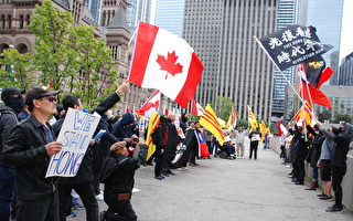 多伦多民众市府前抗议中共升旗