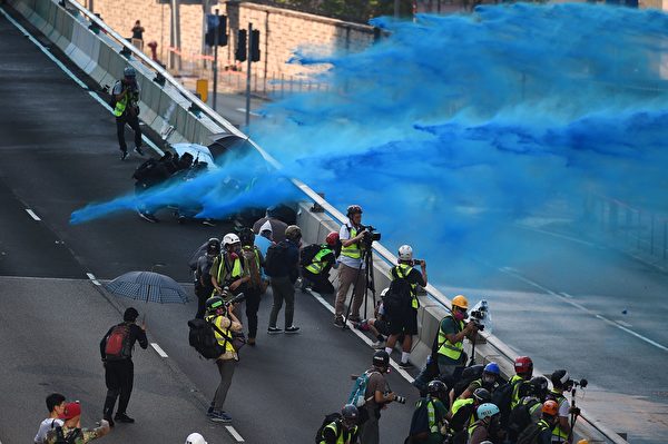 10月1日，警方在金鐘政府總部用水炮車發射藍色水劑。（MOHD RASFAN/AFP/Getty Images）