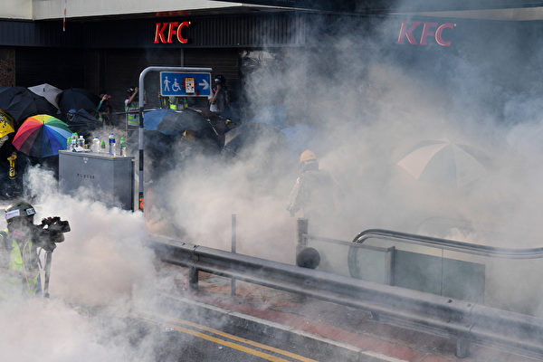 10月1日，警方在金鐘發射催淚彈。（NICOLAS ASFOURI/AFP/Getty Images）