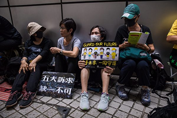 10月12日，銀髮族等參加靜坐，抗議警方暴力、支持香港年輕人。（DALE DE LA REY/AFP via Getty Images）
