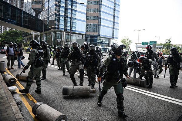 10月13日，大埔超级城处防暴警察。（MOHD RASFAN/AFP via Getty Images）