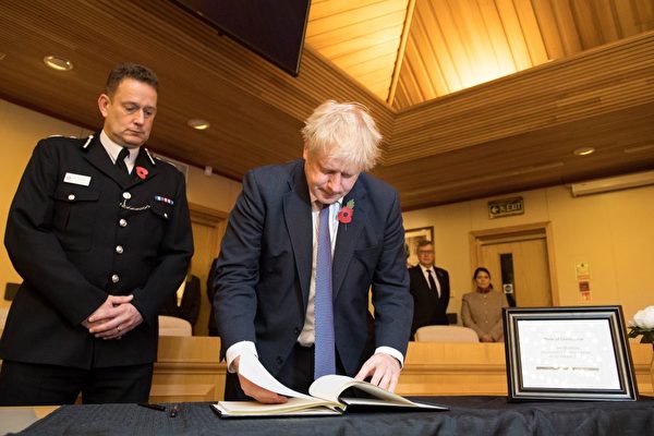 10月28日，英國首相鮑里斯·約翰遜（Boris Johnson）與內政大臣帕特爾（Priti Patel）等人親自前往埃塞克斯郡的案發地點，向39名遇難者敬獻花圈，並在弔唁簿中對他們表示哀悼。（Stefan Rousseau/POOL/AFP）