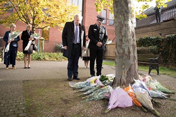 10月28日，英國首相鮑里斯·約翰遜（Boris Johnson）與內政大臣帕特爾（Priti Patel）等人親自前往埃塞克斯郡的案發地點，向39名遇難者敬獻花圈，並在弔唁簿中對他們表示哀悼。（Stefan Rousseau/POOL/AFP）